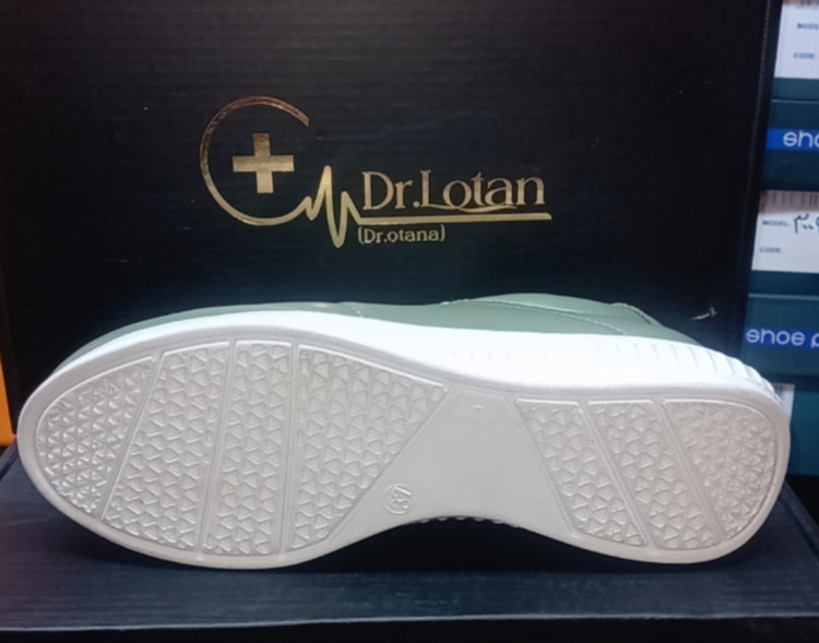 کفش زنانه اسپرت چرم طبیعی دکتر لوتان کد۰۹۶/۴