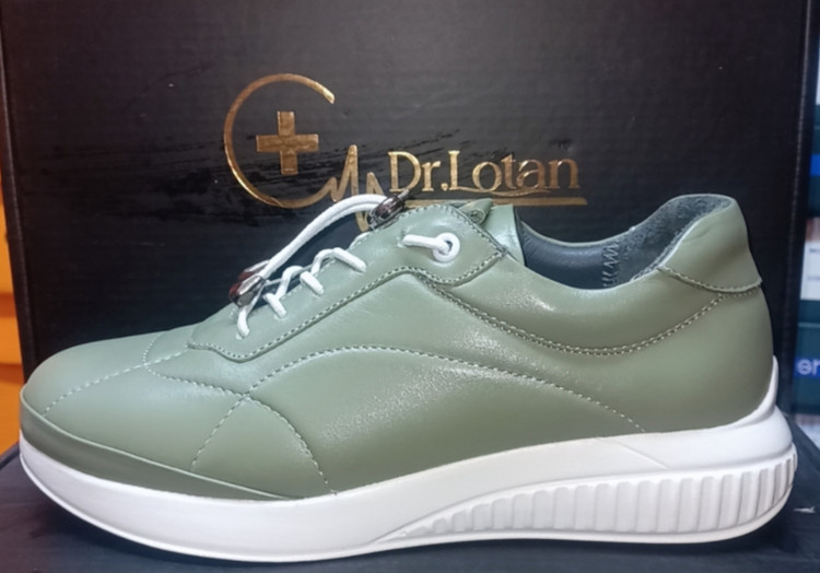 کفش زنانه اسپرت چرم طبیعی دکتر لوتان کد۰۹۶/۴