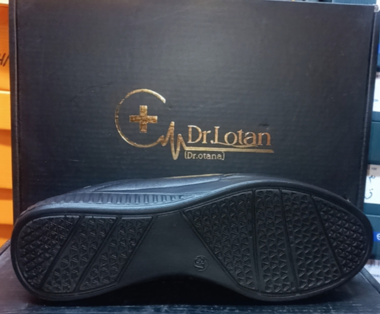 کفش زنانه اسپرت چرم طبیعی دکتر لوتان کد۰۹۶/۴