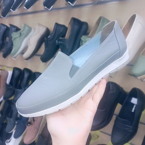 کفش راحتی چرم زنانه برند مادو کد ۵۰۲۰