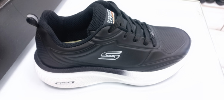 اسکیچرز مردانه بزرگپا سایز ۴۵ تا ۴۷ با زیره بسیار نرم