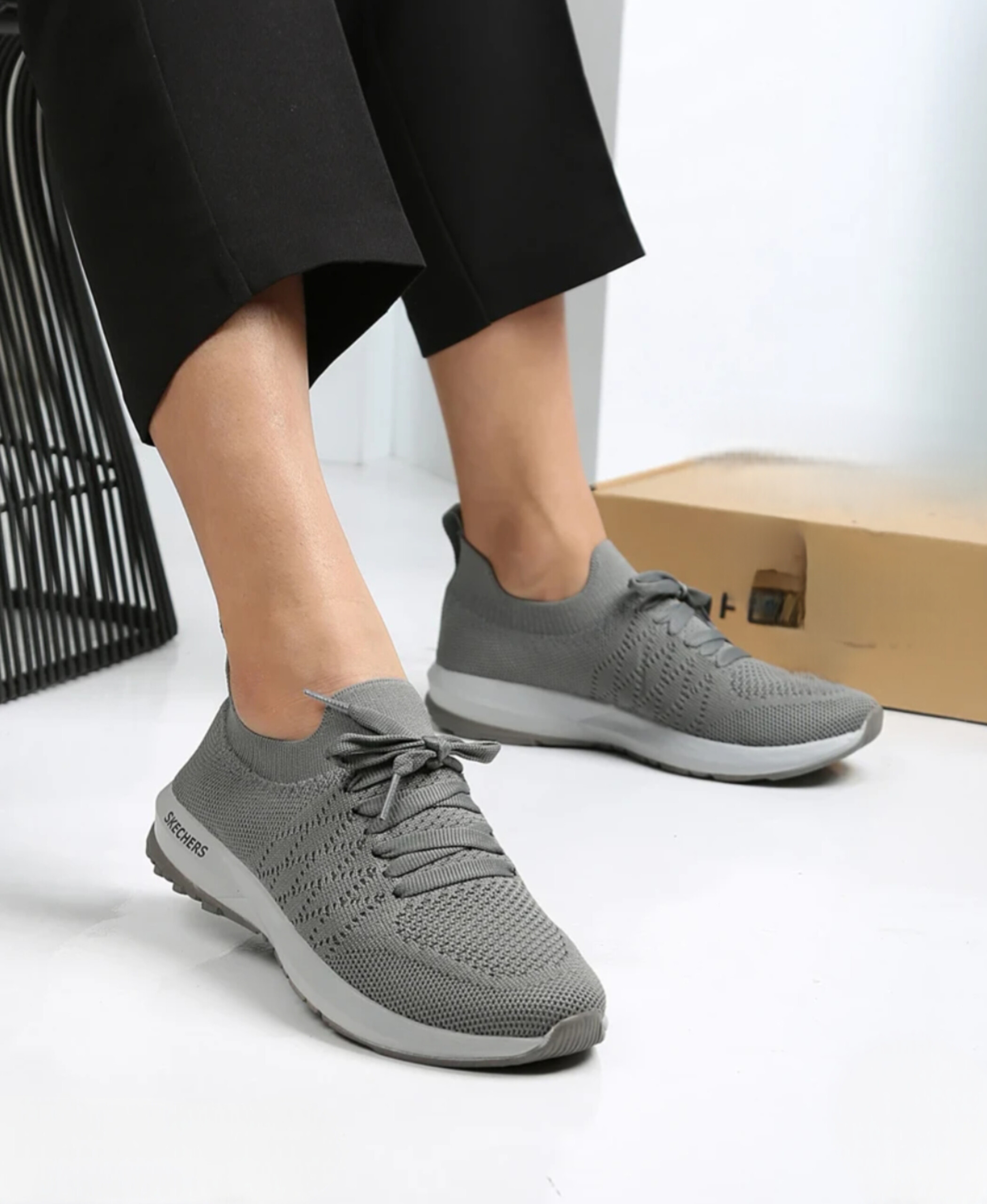 اسکیچرز جورابی زنانه چرم تام کد ۲۳۰